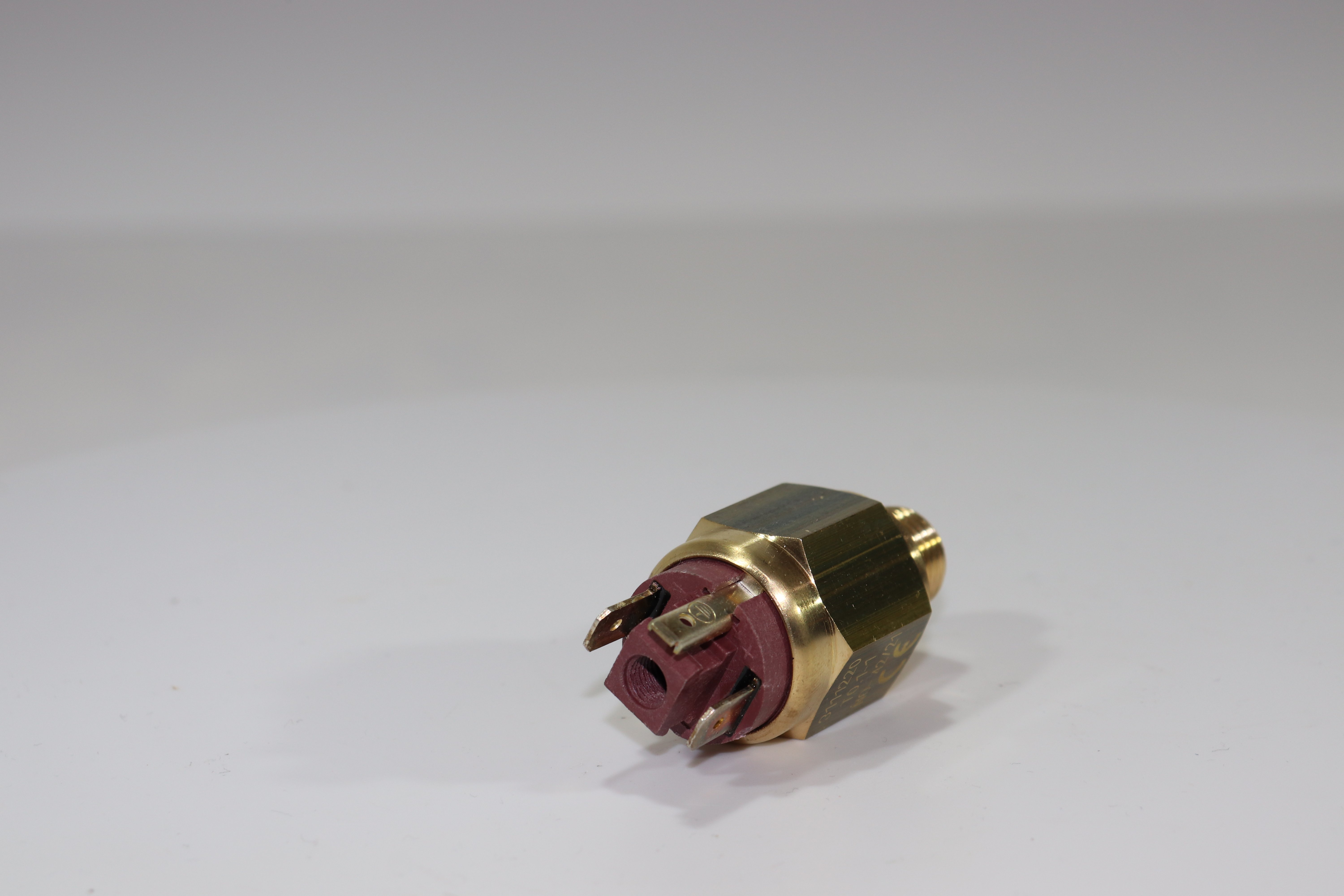 Датчик давления Euroswitch 3111220(NO, 1/4' BSPT (конич.), FKM - VITON, диапазон 0,1-1)
