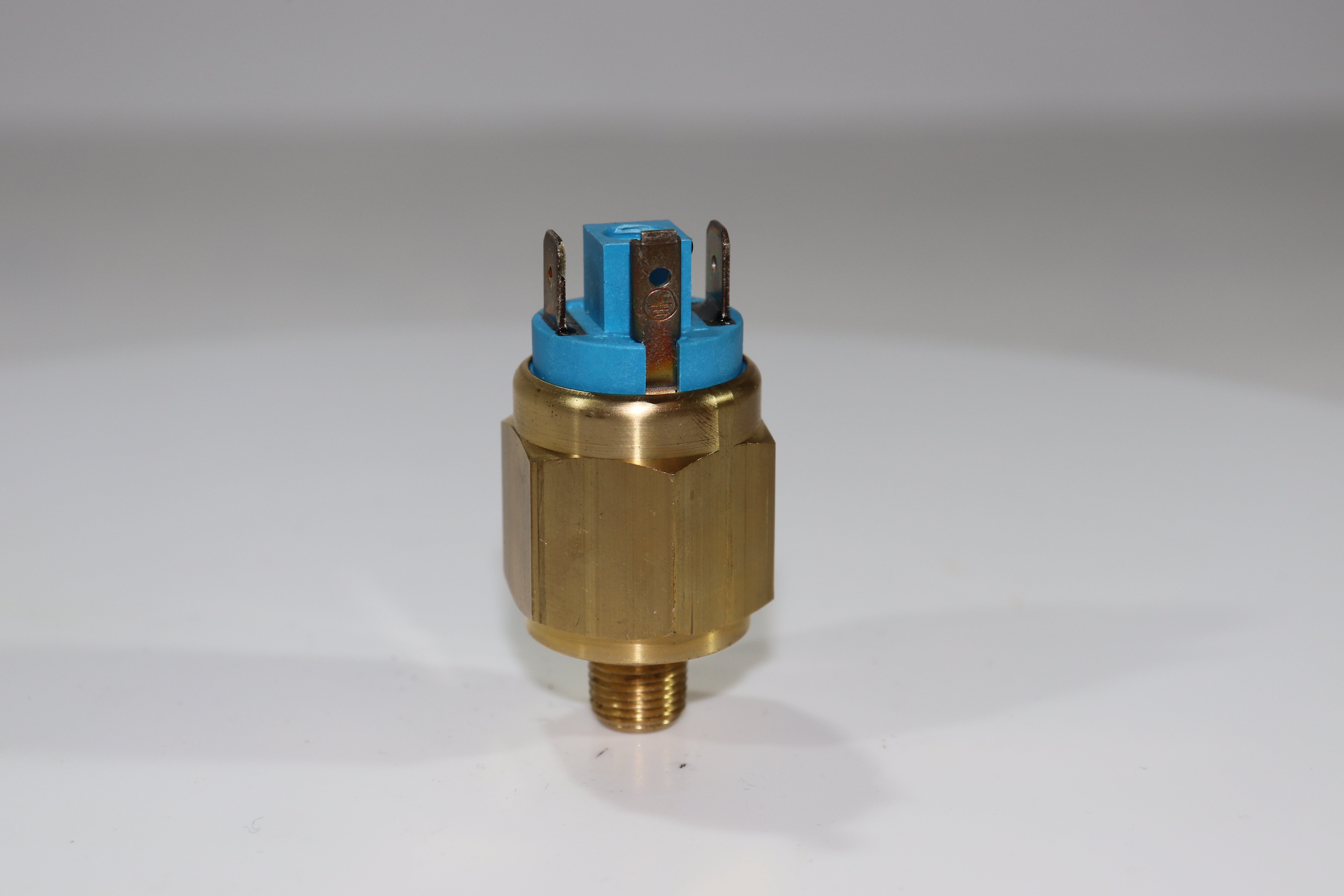 Датчик давления Euroswitch 3121123 T15D (NC- нормально-закрытый, 1/8'' BSPT (конич.), FKM - VITON, диапазон 10-20 bar.)