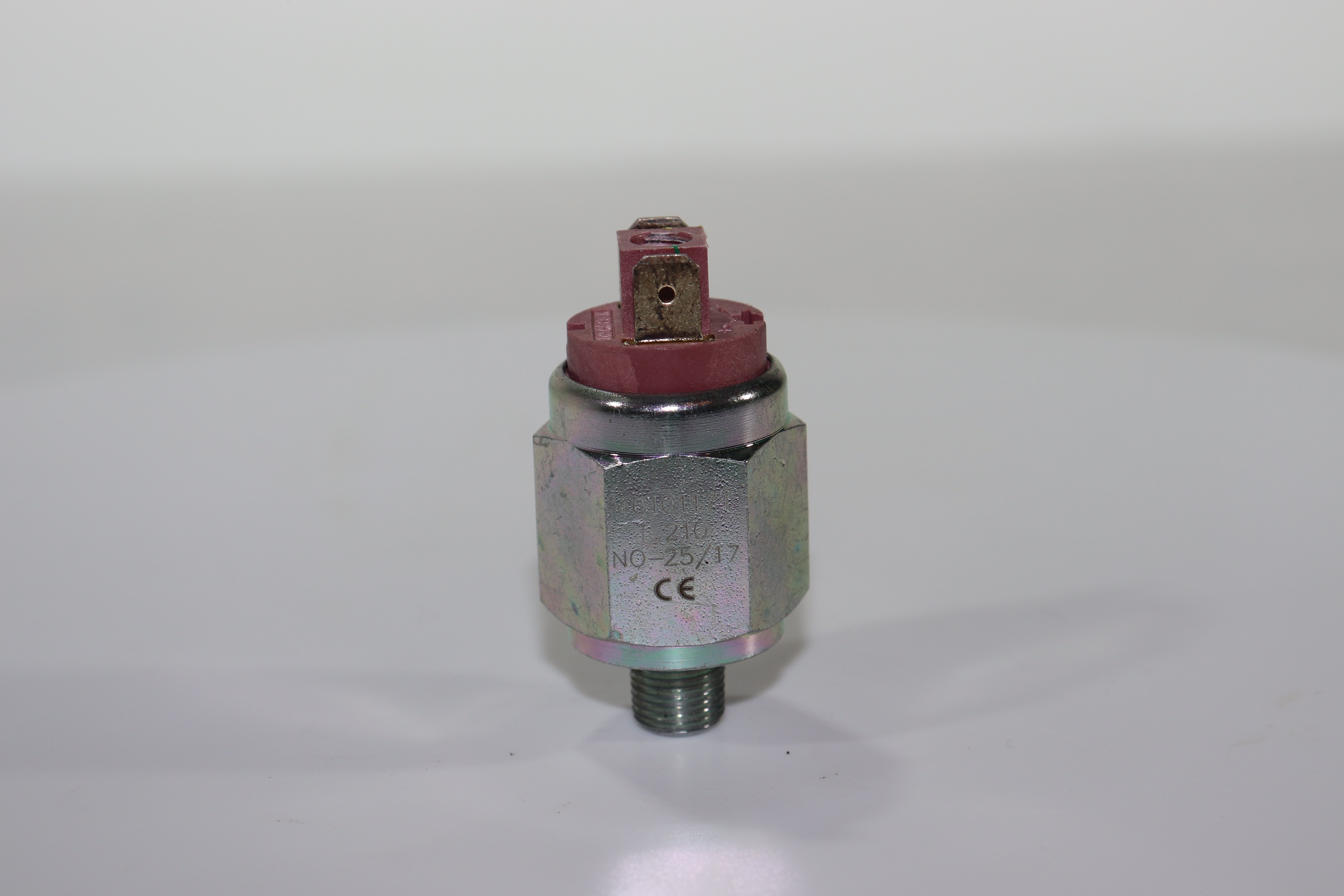 Датчик давления Euroswitch 4010117 T210S (NO- нормально-открытый, 1/8' BSPT (конич.), NBR + Teflon, диапазон 100-300 bar.)
