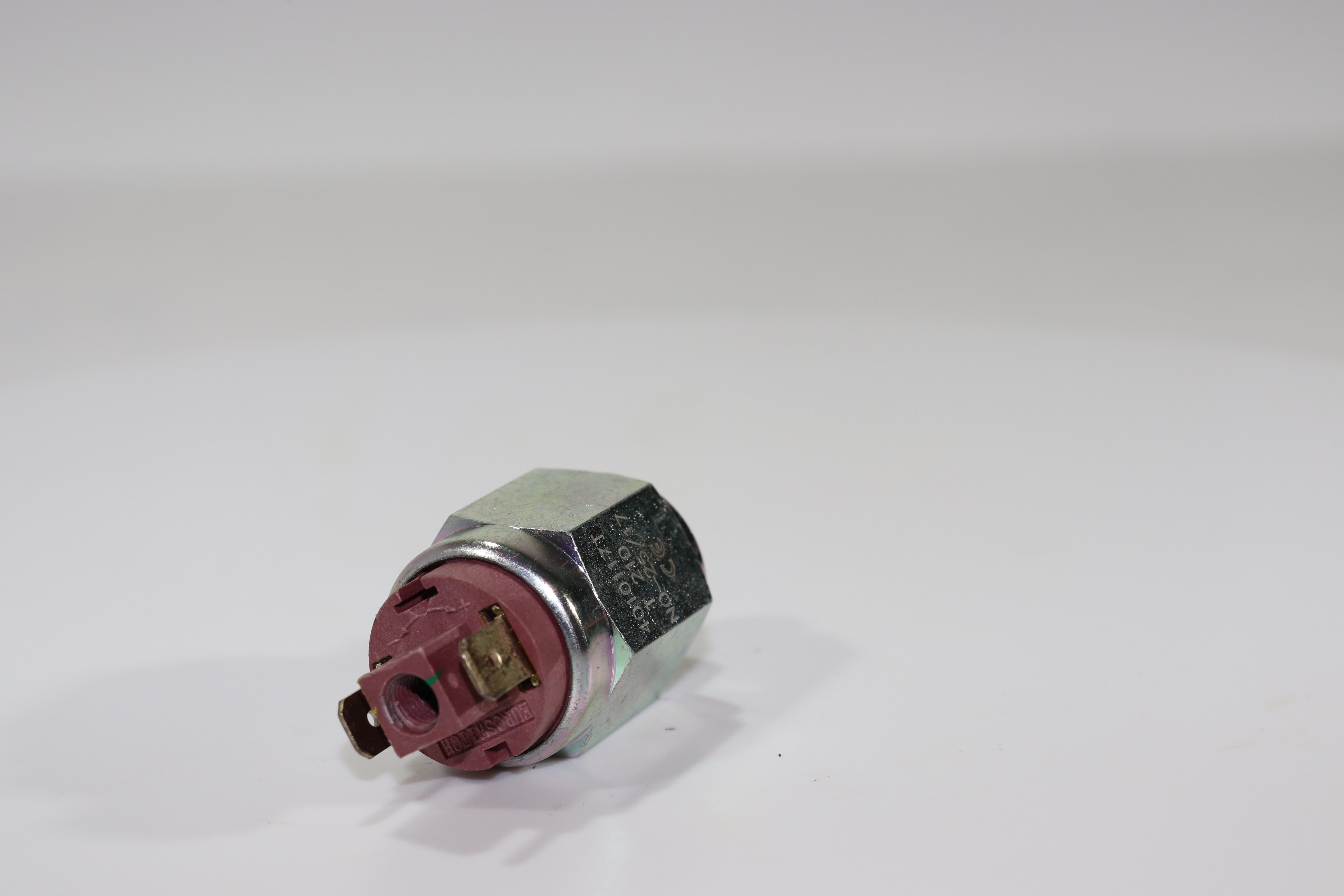 Датчик давления Euroswitch 4010117 T210S (NO- нормально-открытый, 1/8' BSPT (конич.), NBR + Teflon, диапазон 100-300 bar.)