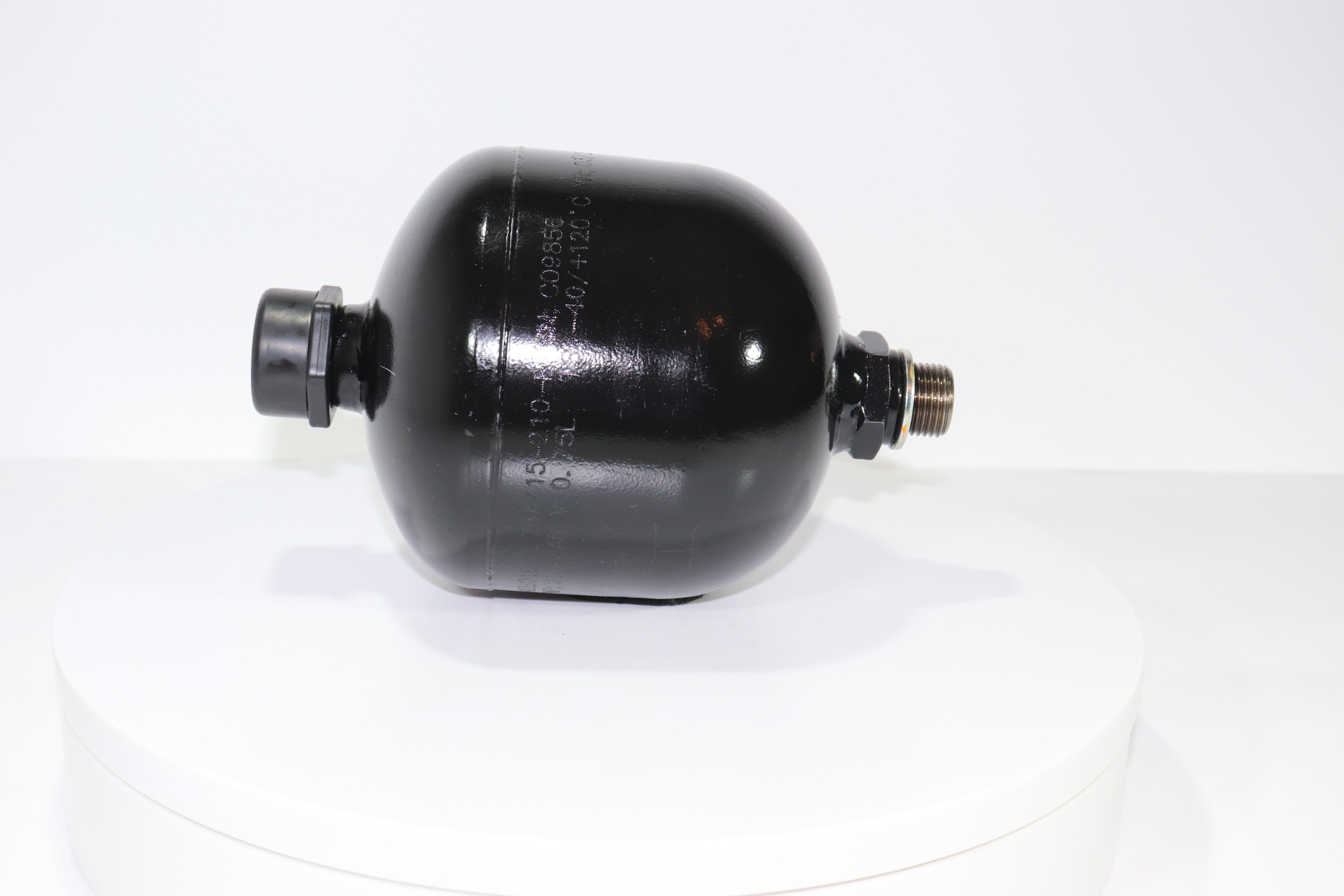 ADB210-0,75A/15-210-E MANUF AOQI Пневмогидроаккумулятор (сварной, V=0,75, -40 +120°C, G1/2" внешн., Pmax 210 bar)