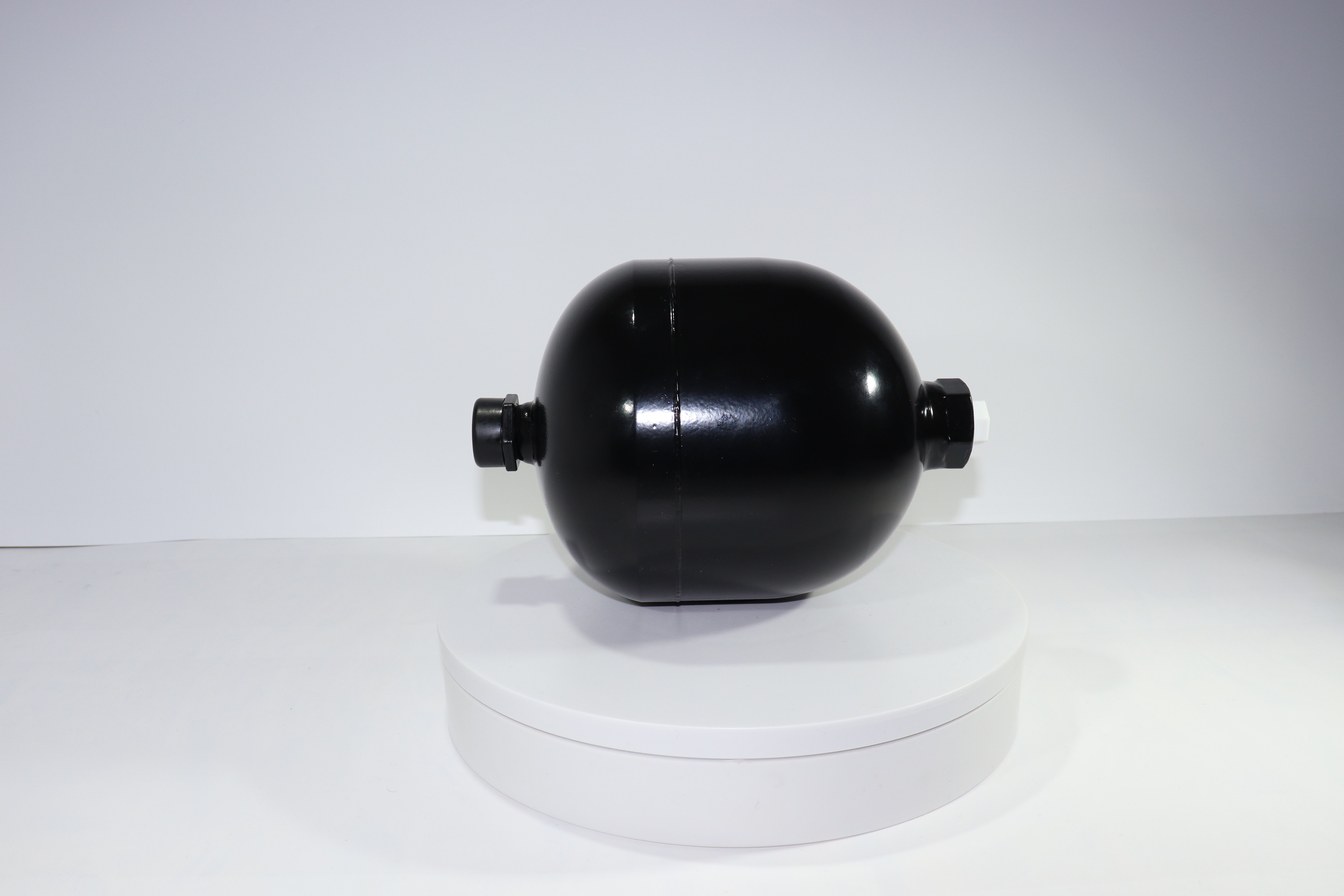 ADB250-2.0A/15-250-B Пневмогидроаккумулятор (сварной, V=2 L, -40 +120°C, G3/4", Pmax 250 bar)