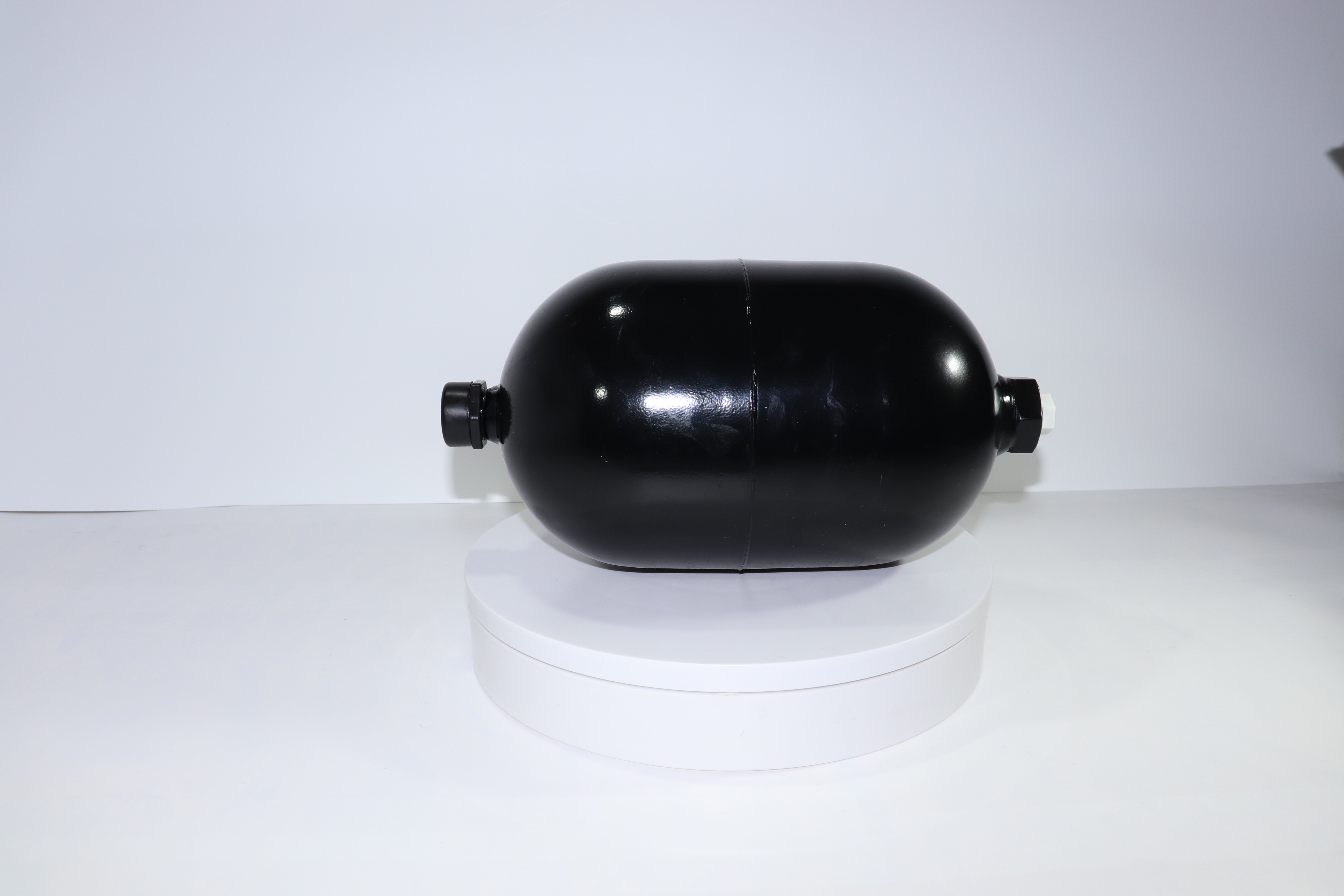 ADB250-3,5A/15-250-B Пневмогидроаккумулятор (сварной, V=3,5L, -40 +120°C, G3/4", Pmax 250 bar)